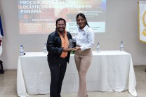 Mgtr. Wilberto Acosta, de la Autoridad Marítima de Panamá, recibe pergamino de reconocimiento por su participación. 