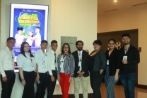 Estudiantes de la Facultad de Ingeniería de Sistemas Computacionales con la Prof. Yuraisma Moreno.