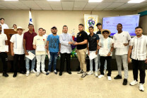 Entrega de Trofeo por estudiantes que ganaron el cuarto lugar en Futbol Masculino.