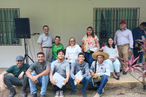 Docentes organizadores del evento junto con los estudiantes que fueron jueces.