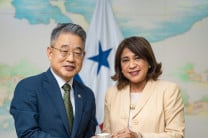 La Rectora de la UTP, Dra. Ángela Laguna y Su Excelencia Han Byoung – Jin, Embajador de la República de Corea del Sur en Panamá, intercambian presentes.