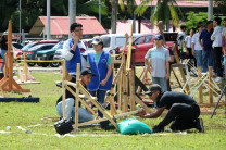 Uno de los equipos lanzando un objeto con la catapulta