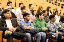 Los expositores recalcaron la necesidad de superar el rol de consumidores pasivos de tecnología, incentivando a los universitarios a liderar propuestas normativas basadas en datos y proyectos que atiendan problemáticas comunitarias reales. Los expositores recalcaron la necesidad de superar el rol de consumidores pasivos de tecnología, incentivando a los universitarios a liderar propuestas normativas basadas en datos y proyectos que atiendan problemáticas comunitarias reales.