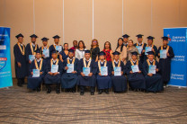 Graduandos junto a autoridades de la UTP.