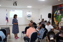 La Dra. Laguna durante el diálogo con docentes del CR de Coclé.