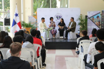 Panelistas y moderador durante el conversatorio.