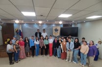 Autoridades, docentes y estudiantes participan de la conferencia de las personas con discapacidad. 