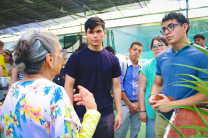 Dra Anet Herrera explicando proyectos a estudiantes internacionales 