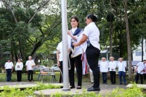 Andrea Somoza, miembro del Capítulo de Honor de la UTP, izó el Pabellón Nacional.