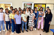 Estudiantes en la entrega de Bonos Navideños 