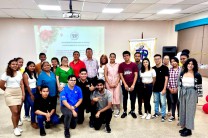 Estudiantes del Centro Regional reciben bono navideño. 