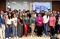 Autoridades, docentes y estudiantes participan del Lanzamiento de la JIC. 
