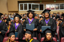 Estudiantes participan de la Ceremonia de graduación 