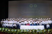 Estudiantes de la FIE recibieron su cascos blancos durante la ceremonia del año 2025.