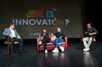 Panelistas del conversatorio.
