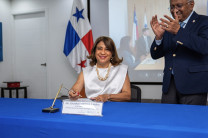 La Dra. Ángela Laguna Caicedo, Rectora de la UTP.