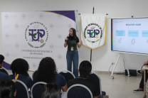 Participantes durante el taller ambiental en UTP Coclé, junto a expositores de Mi Ambiente