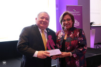 El Dr. Aizpurúa junto la Ministra Juana Herrera.