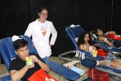 Estudiantes de la UTP donando sangre.