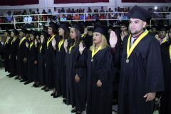 Estudiantes juramentados en Ceremonia de Graduación. 