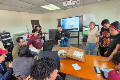 Estudiantes en muestras de Cableado estructurado con el personal de Electrisa 