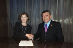 La Dra. Laurie Leshin y el Dr. Oscar Ramírez.