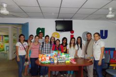Estudiantes de la UTP Chiriquí entregan donación a Nutre Hogar.