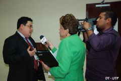 Dr. Rony Caballero explica a los medios sobre su ponencia.