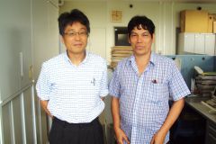 El Dr. Reinhardt Pinzón junto al Dr. Hidetaka Sasaki.