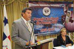 El Rector de la UTP dio un reconocimiento al periodismo científico panameño.