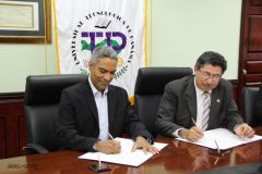 Dr. Julio Escobar, de Centauri y el Dr. Martín Candanedo, firman convenio.