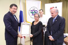 Le correspondió al Dr. Martín Candanedo entregar el diploma de honor.