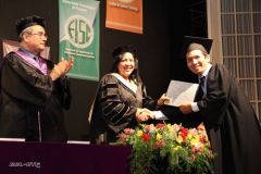 El estudiante del primer puesto de honor recibe su diploma.