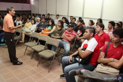 Ing. Julio Quiel, en asamblea, con los estudiantes.