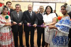 Corte de cinta en la inauguración de la Expo UTP, en el Edificio Administrativo.