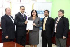 Autoridades de la UTP y de la Cadena de Frio, durante la entrega del convenio.