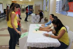 Estudiantes ejercen su derecho a voto.