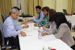 Mesa de trabajo que se formó durante el seminario taller.