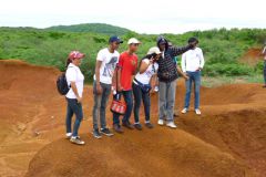 Estudiantes compartiendo el ecosistema del Parque Nacional Sarigua.