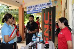 Administrativos, docentes y estudiantes en Feria de la Salud 2014.