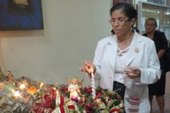 Esta corona con sus cuatro velas encendidas representa un símbolo tradicional.