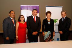 El Dr. Oscar Ramírez, firmó el convenio con la Sra. Susana Pinilla, del CAF.