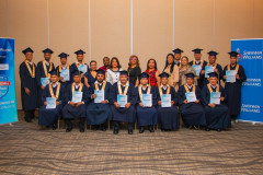 Graduandos junto a autoridades de la UTP.