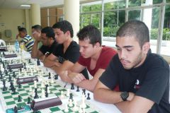 El ajedrecista Patrick Emilio Aizpurúa (der), de la UTP.
