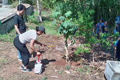 Estudiantes realizan labores en el Centro Regional 