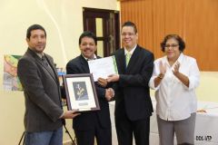 Profesor de la UTP recibe premio ambiental.