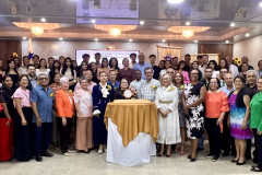 Autoridades, docentes y estudiantes festejan el aniversario de la FCyT. 