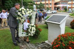 El nieto del Dr. Víctor Levi Sasso, Gabriel Levi, acompañó al Rector a colocar la ofrenda floral.