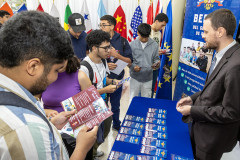 Cientos de estudiantes participaron de la Feria de Becas y Oportunidades Académicas 2025