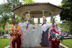 Cuatro estudiantes varones, de movilidad internacional, con indumentaria tradicional panameña de diablicos sucios y camisillas con sombrero pintao